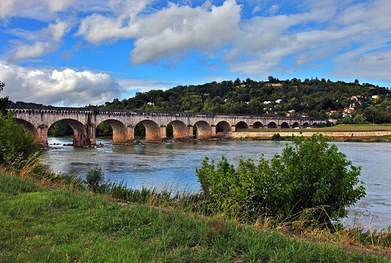 French Hotel Barges Vacations Cruises Tours Charters Barging in France - Pont-Canal d'Agen Canal de Garonne, France - BargeCharters.com