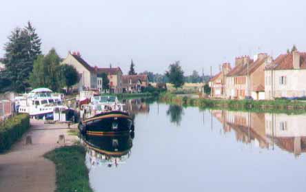 Saint Leger sur Dheune - www.BargeCharters.com