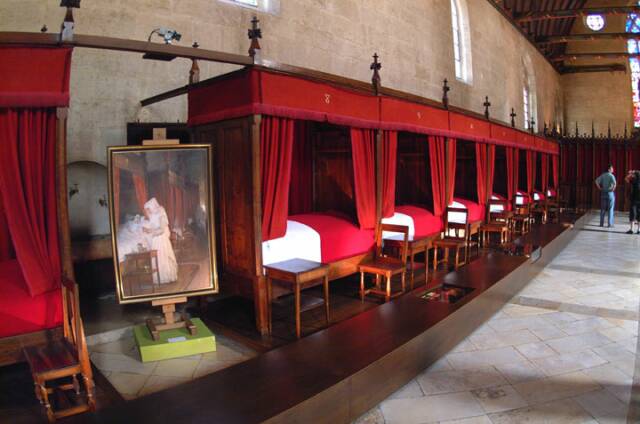 Beaune beds - www.BargeCharters.com
