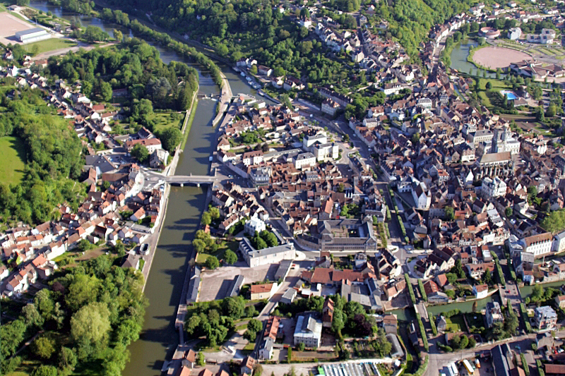 canal du nivernais - An aerial view of Clamecy