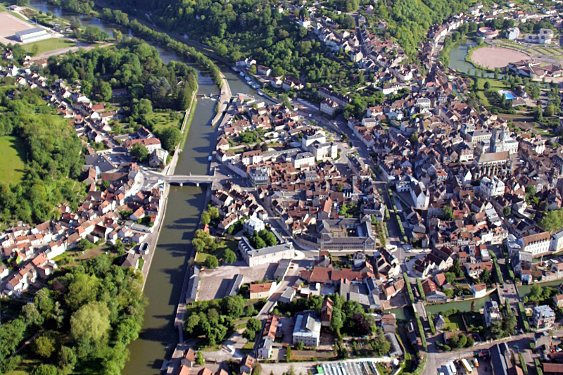 canal du nivernais - An aerial view of Clamecy