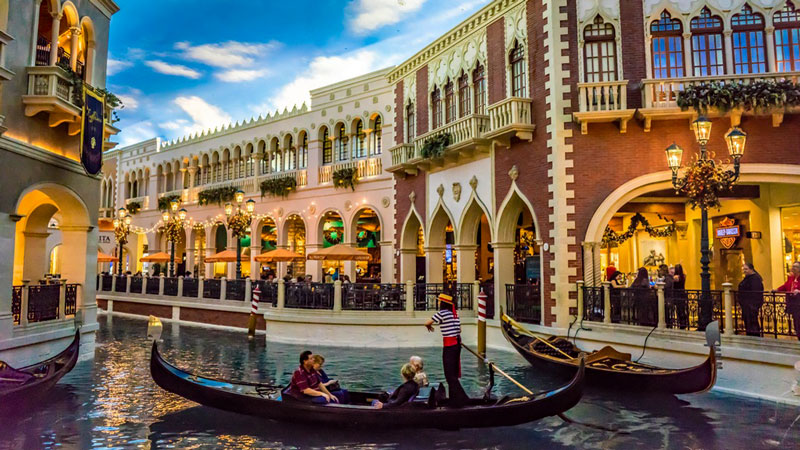 Barging cruise charter blog - Venice Italy gondolier