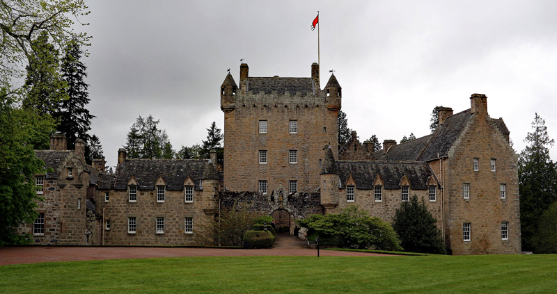 Scottish Highlander - Visit Cawdor Castle