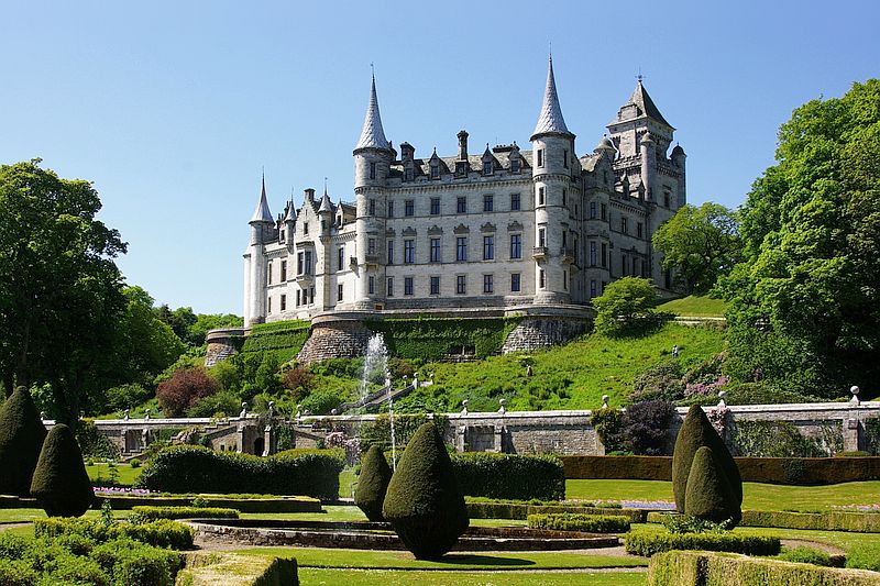 DUNROBIN CASTLE - Scottish Highland Caledonian Canal Barge Cruise