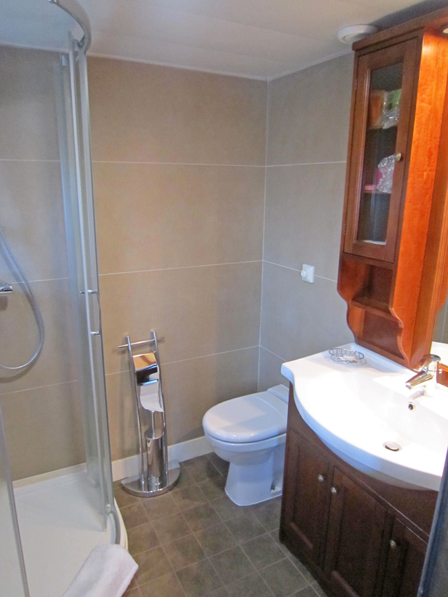 La Bella Vita - Guest ensuite bathroom