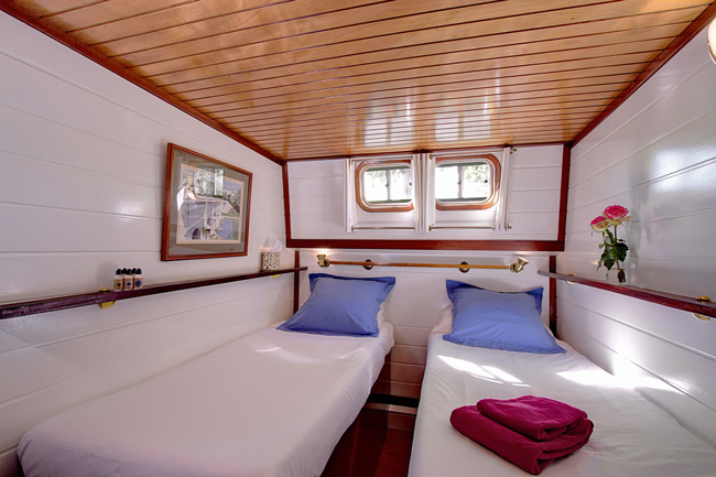 French Hotel Barge Athos - Guest cabin, twin