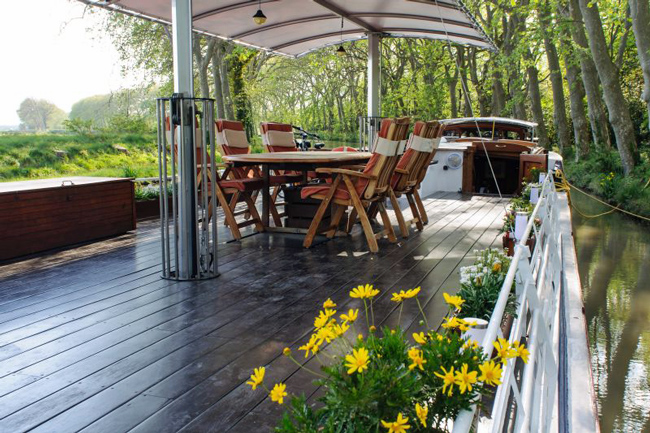 Hotel Barge Athos - Sun deck - Pretty flower boxes