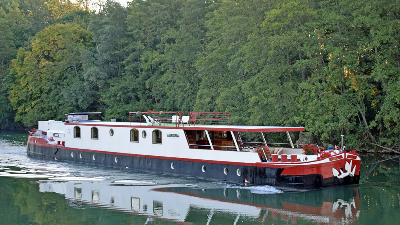 Hotel Barge Aurora cruising