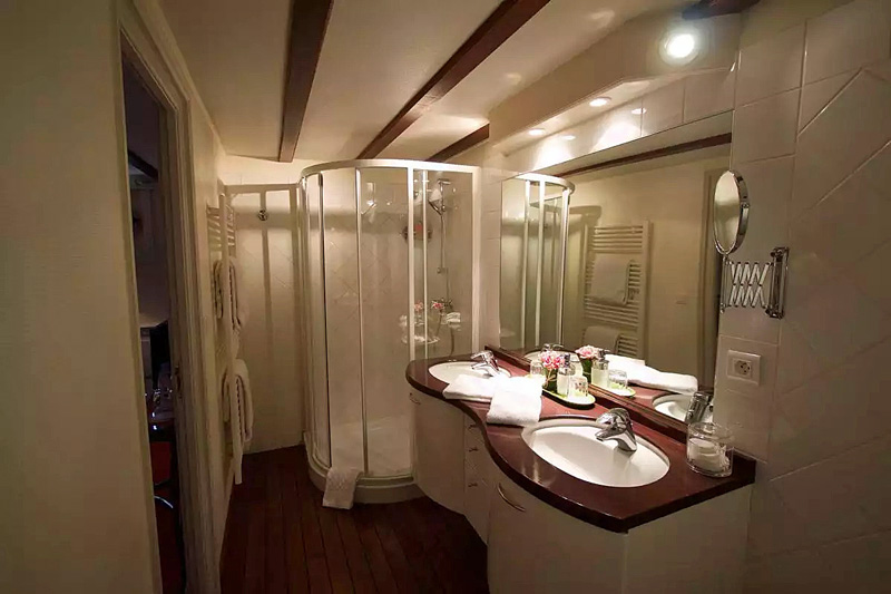 Hotel Barge Aurora - private ensuite bathroom