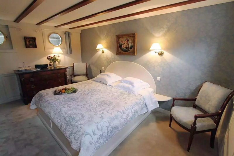 Hotel Barge Aurora - Guest cabin Juno / Blue stateroom (aft)