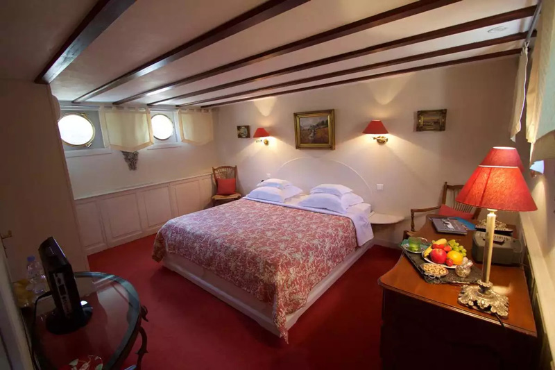 Hotel Barge Aurora - Guest cabin Diana / Coral stateroom (forward)