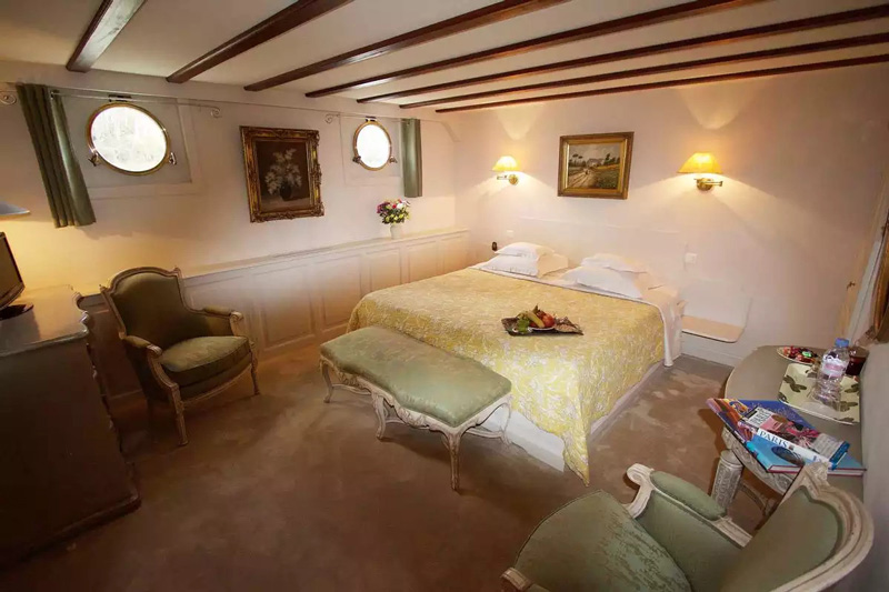 Hotel Barge Aurora - Guest cabin Minerva / Green stateroom (center aft)