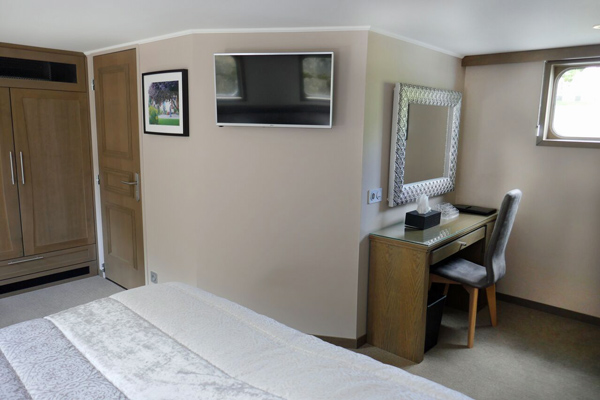 French Hotel Barge Grand Cru - guest cabin, desk