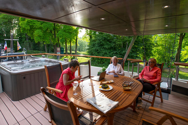 French Hotel Barge Grand Cru - Shaded forward deck with hot tub