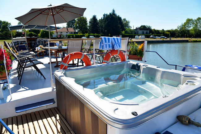 French Hotel Barge L'Impressionniste - Sundeck & Hot tub