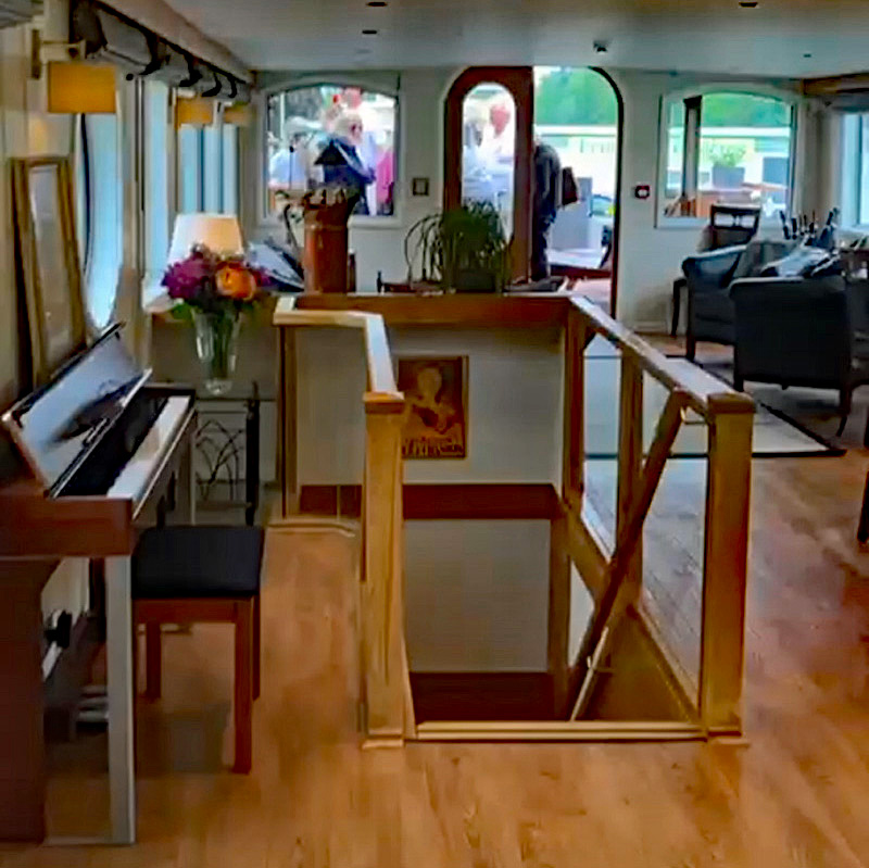 French Hotel Barge Kir Royale - Piano