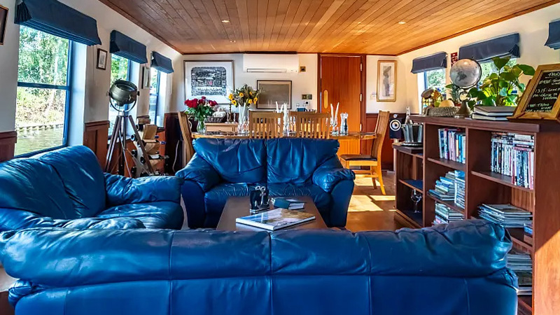 English Hotel Barge Magna Carta - Salon sofas