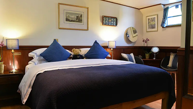 English Hotel Barge Magna Carta - Guest cabin
