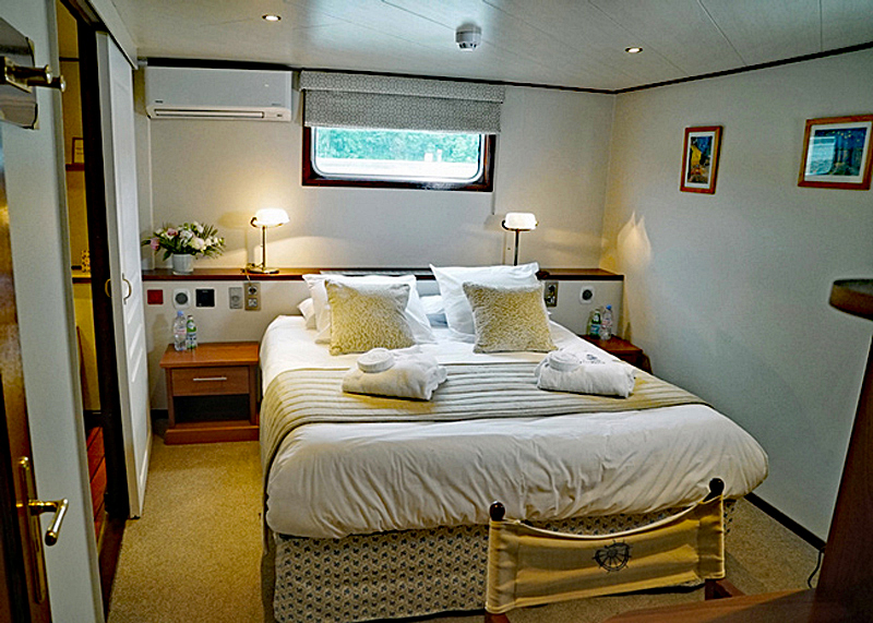 Hotel Barge Panache - Guest cabin with double bed