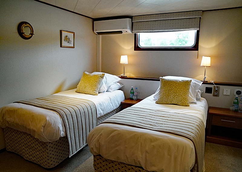 Hotel Barge Panache - Guest cabin with twin beds