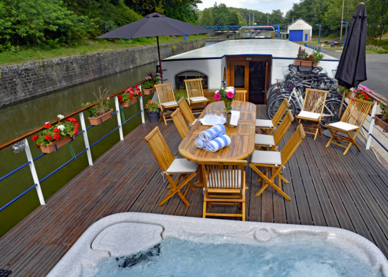 Hotel Barge Panache - Large sundeck with hot tub, table, chairs, umbrellas, bicycles, flower boxes