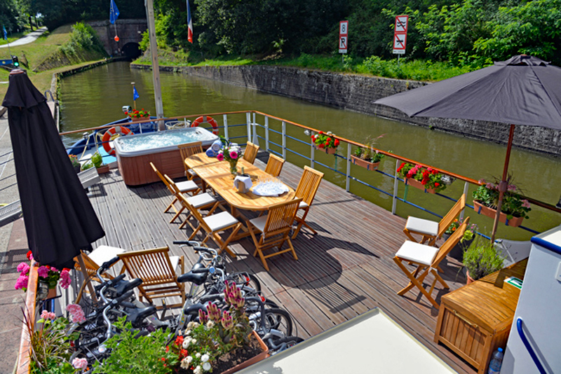 Hotel Barge Panache - Large sundeck with hot tub, table, chairs, umbrellas, bicycles