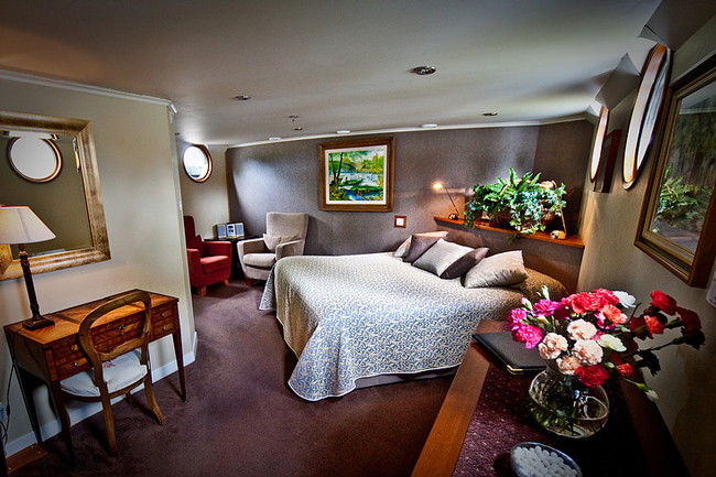 French Hotel Barge Prosperite - Large cabin with king bed and desk