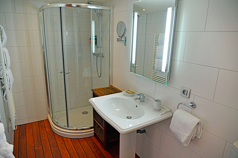 Private ensuite bathroom