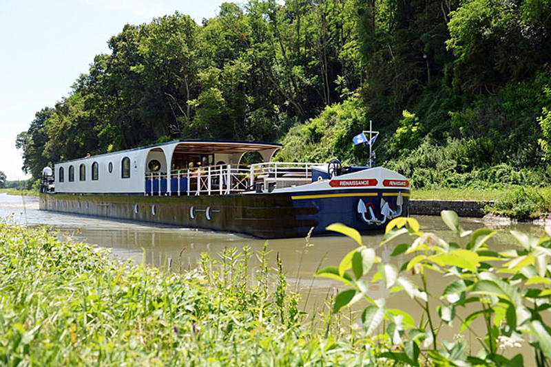 French Hotel Barge Renaissance - Relax and enjoy the beautiful countryside from a different point of view