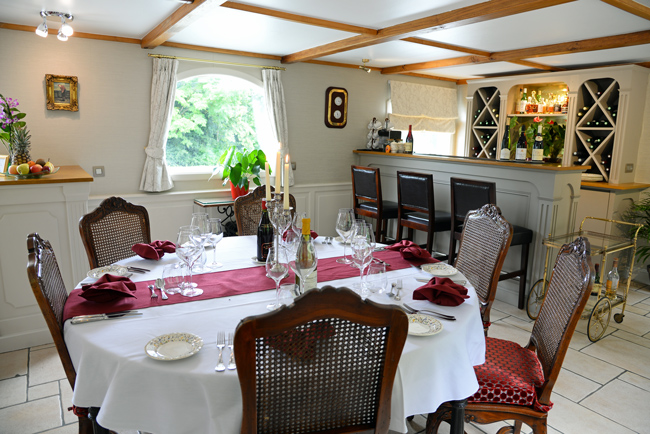 French Hotel Barge Renaissance - Dining area
