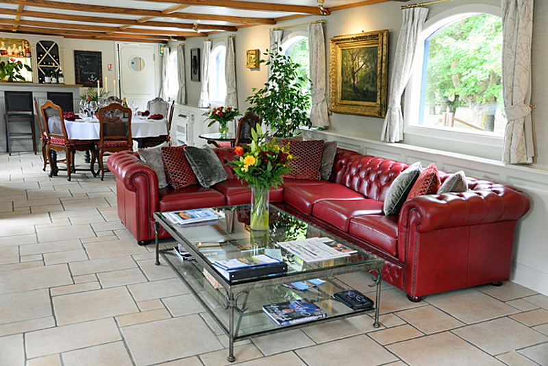 French Hotel Barge Renaissance - Comfortable seating in the salon