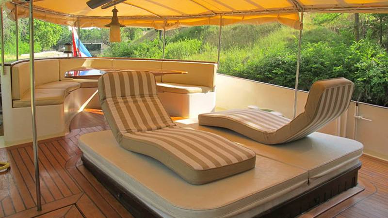 French Hotel Barge Roi Soleil - Covered aft deck with hot tub (spa pool)
