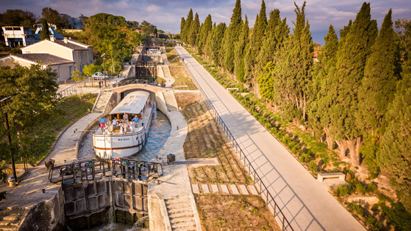 French Hotel Barge Roi Soleil navigating the Fonseranes locks at Béziers with 8 oval chambers and 9 gates.