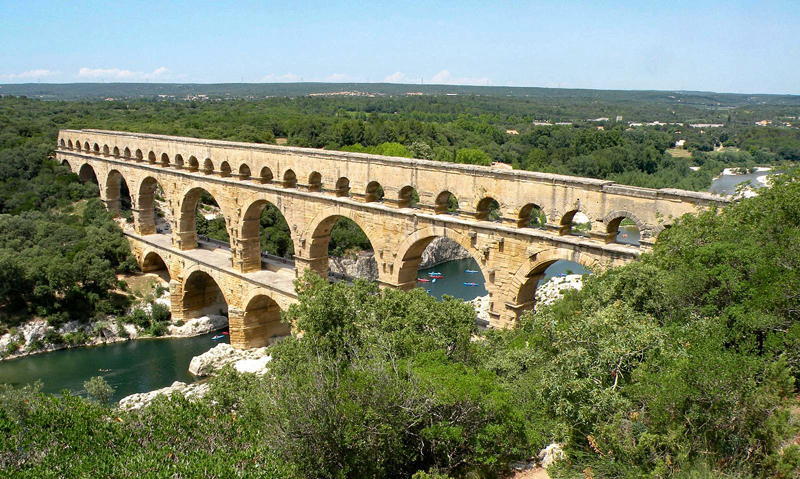 Aqueduct pont-du-gard. Photo credit: Jordi March i Nogué (Jmarchn) WikiMedia Commons