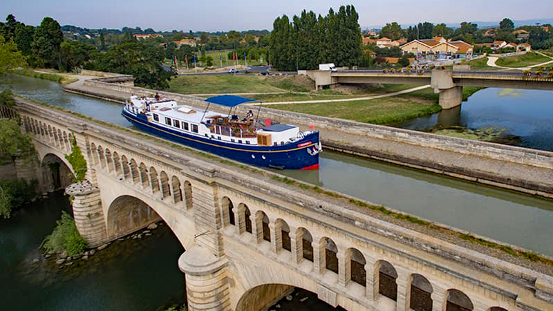 Aqueduct pont-canal-orb and French Hotel Barge Anjodi