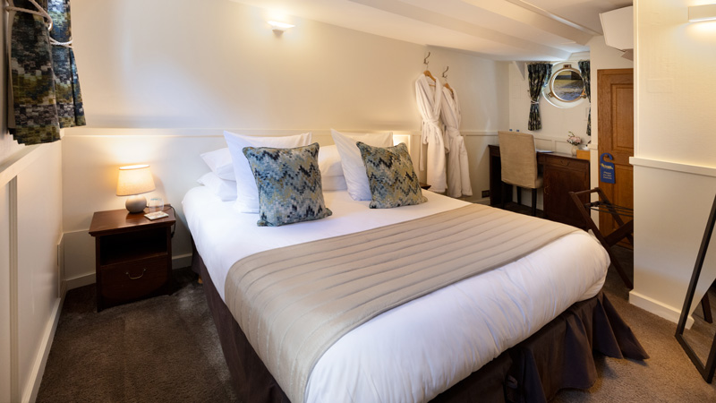 French Hotel Barge Enchante - Guest cabin Oranger configured as a double