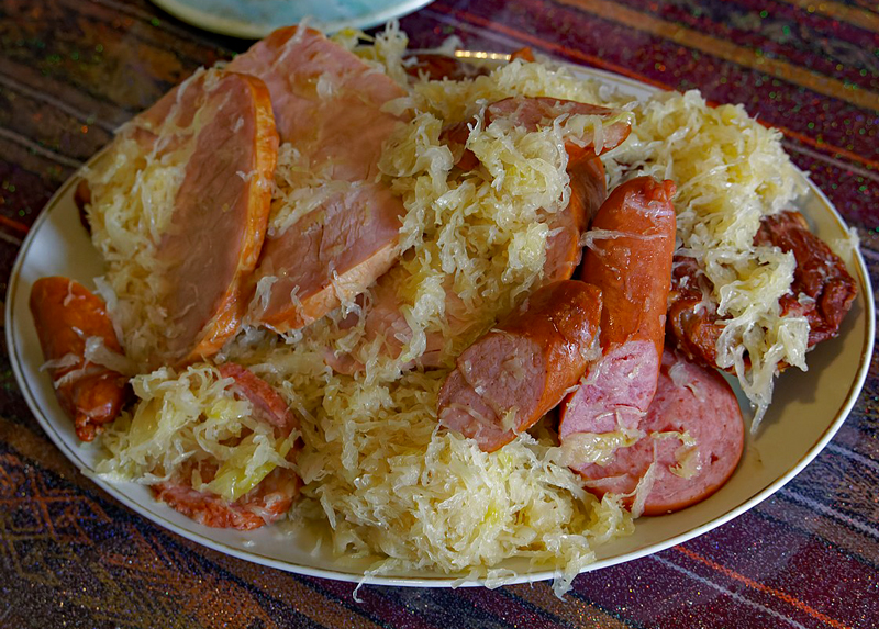 Alsace Strasbourg cuisine Choucroute. Photo: Wikimedia Commons: Miguel Discart