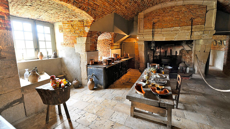 Château de la Bussière - Kitchen. Photo Wikimedia Commons - gilles CC-SA 2.0