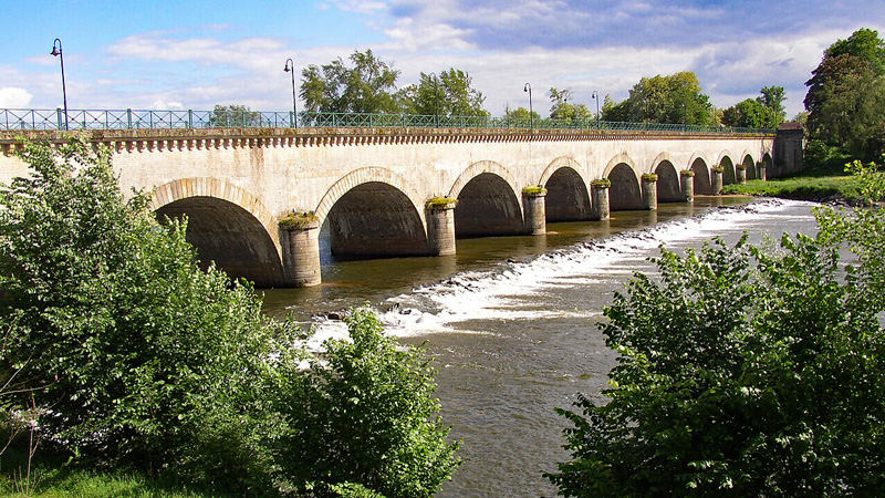 The Digoin aqueduct is a canal bridge that allows the Canal Lateral a la Loire to cross the Loire. Photo: Wikimedia Commons - chabert-louis CC-SA 4.0
