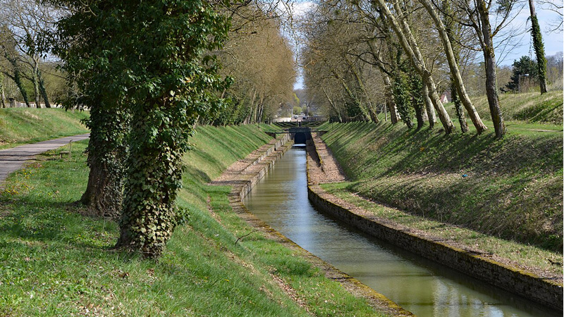 Entrance of the tunnel at Pouilly-en- Auxois on the Canal du Bourgogne in Burgundy France. Photo: Wikidmedia Commons - pline CC-SH 3.0