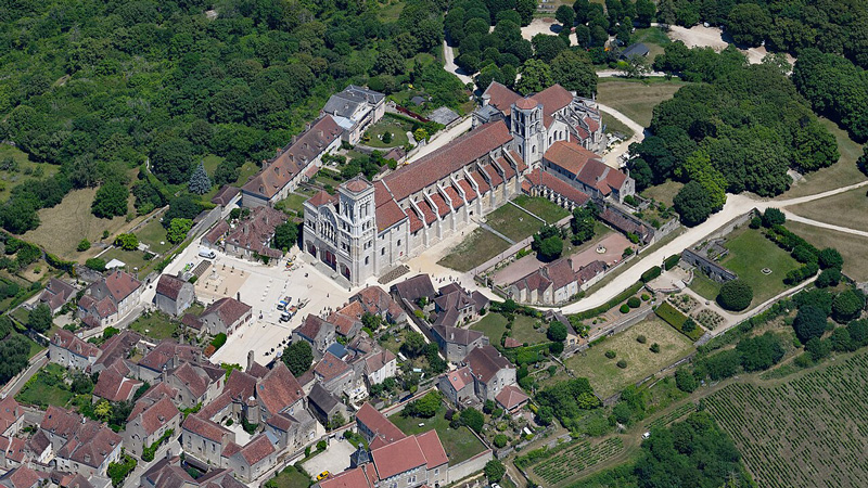 Aerial view of Benedictine Abbey of Vézelay (Basilica of Sainte-Marie-Madeleine) Burgundy, France. Photo: Wikimedia Commons - carsten steger CC-SA 4.0