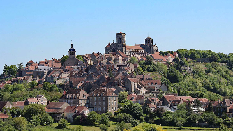 The hilltop village of Vézelay in Burgundy, France. Photo: Wikimedia Commons - Vézelay Office of Tourism CC-SA 4.0