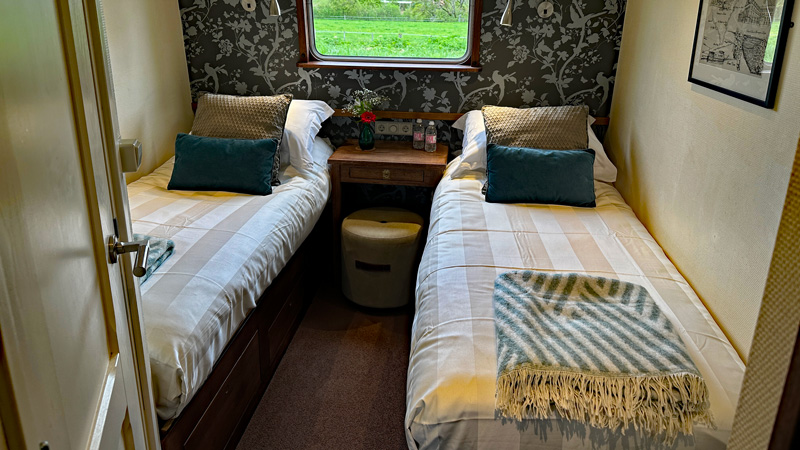 French Hotel Barge Savoir Vivre - Guest Cabin set up with twin beds