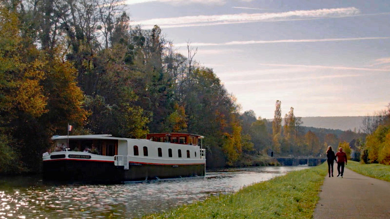 French Hotel Barge Savoir Vivre - Take a stroll and stretch your legs