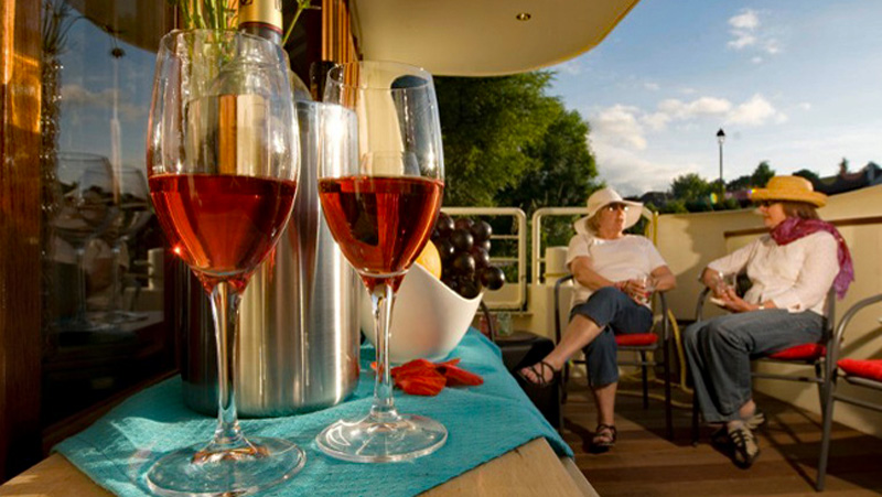 French Hotel Barge Savoir Vivre - Enjoy a glass of wine
