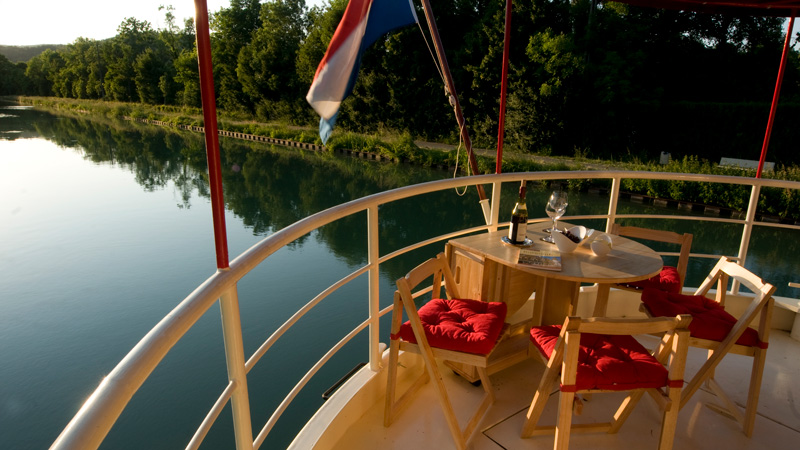 French Hotel Barge Savoir Vivre - Table & chairs on the aft deck