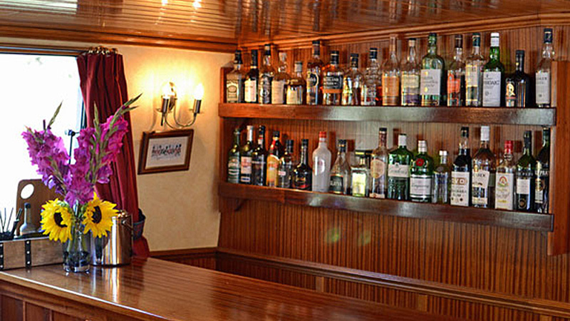 Scottish Hotel Barge Scottish Highlander - Bar display a vast array of spirits