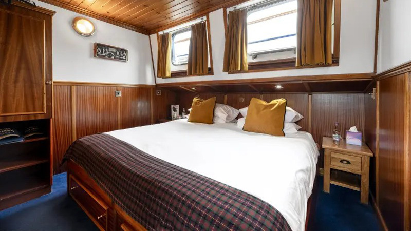 Scottish Hotel Barge Scottish Highlander - Mackintosh cabin with double berth, bedside tables