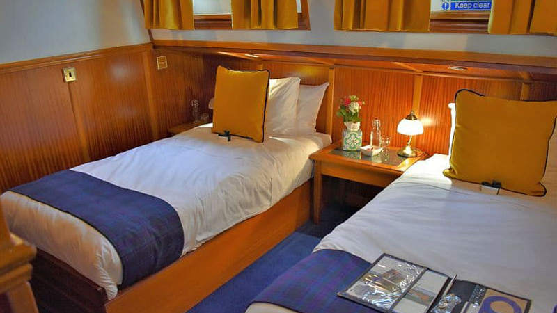Scottish Hotel Barge Scottish Highlander - Guest cabin configured with twin berths