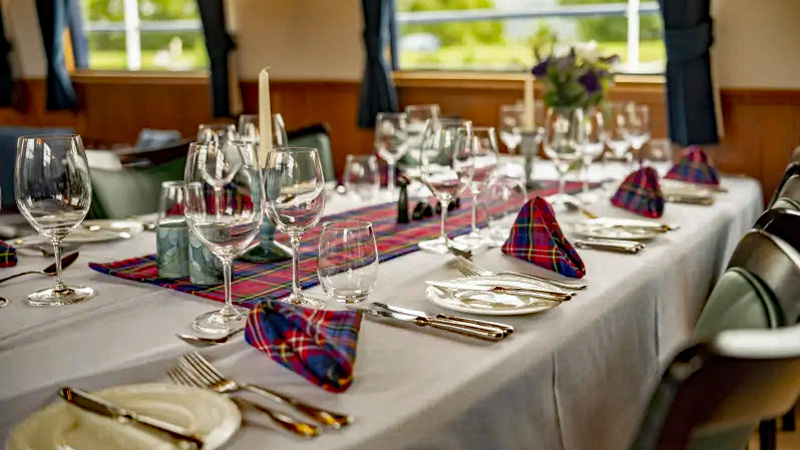 Scottish Hotel Barge Scottish Highlander - Dining table with tartan napkins